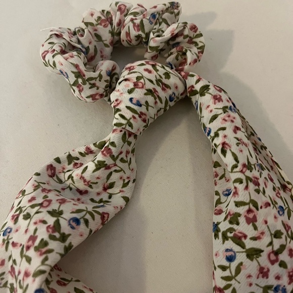 Women’s Accessories Hair Scrunchie White Flower Pattern - Picture 5 of 9